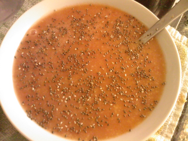 Sopa de tomate e aveia com chia